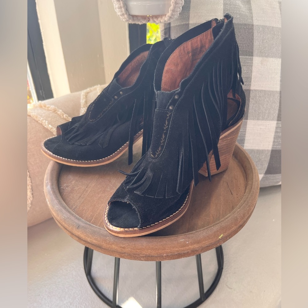 Musse and cloud fringe peep toe ankle boots suede black size 8 Womens